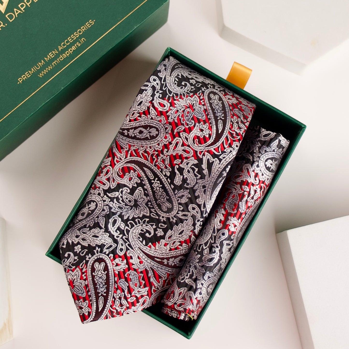 Men's Pocket Square and Necktie Set – A stylish and sophisticated accessory combination for the modern gentleman. Featuring a coordinated design in premium fabric, perfect for formal and semi-formal occasions. Ideal for weddings, business events, or adding a touch of elegance to any suit." Premium men's tie and pocket square