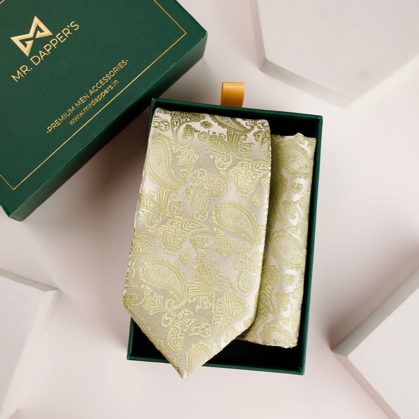 Premium men's tie and pocket square
Matching tie and pocket square for weddings
Men's fashion accessories
Sophisticated tie and pocket square combo