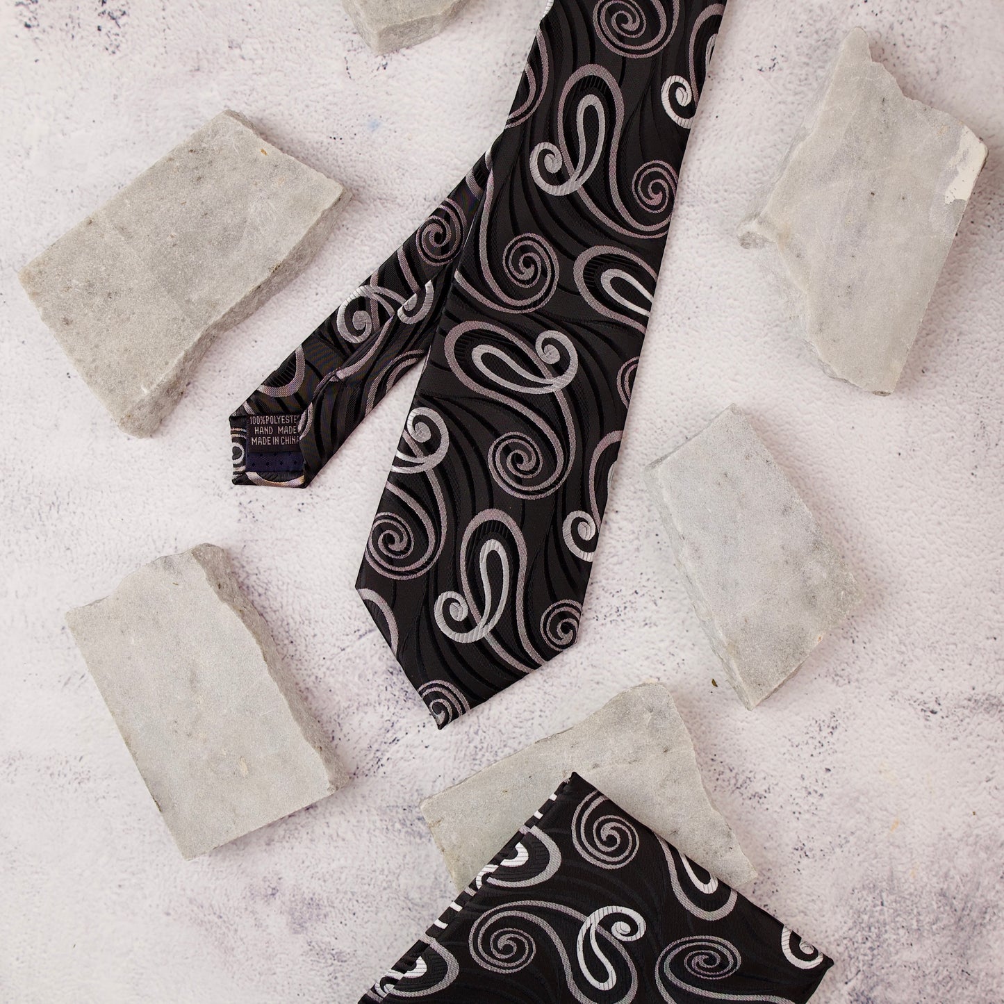 Premium men's tie and pocket square
Matching tie and pocket square for weddings
Men's fashion accessories
Sophisticated tie and pocket square combo