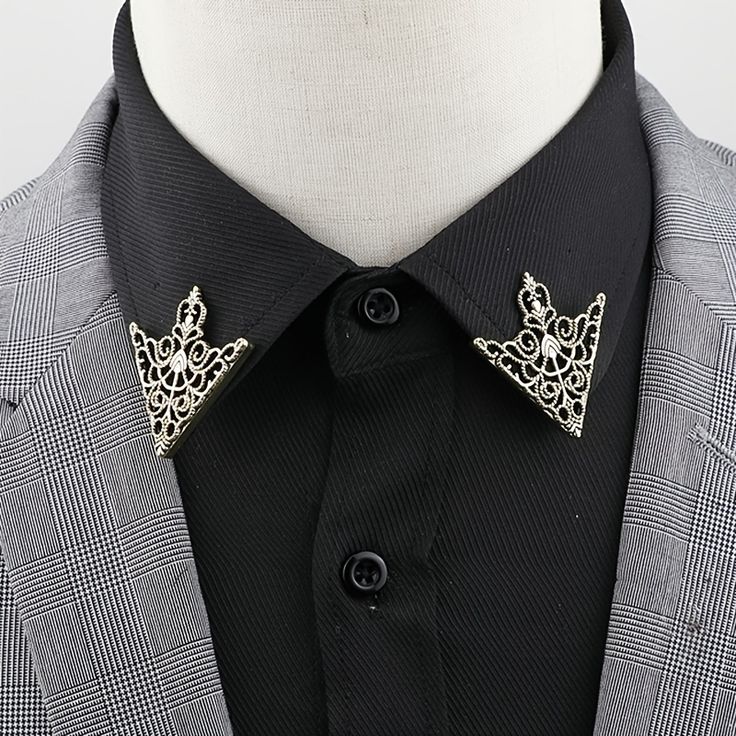 "Gatsby-inspired men’s collar rim in polished 18k gold finish"