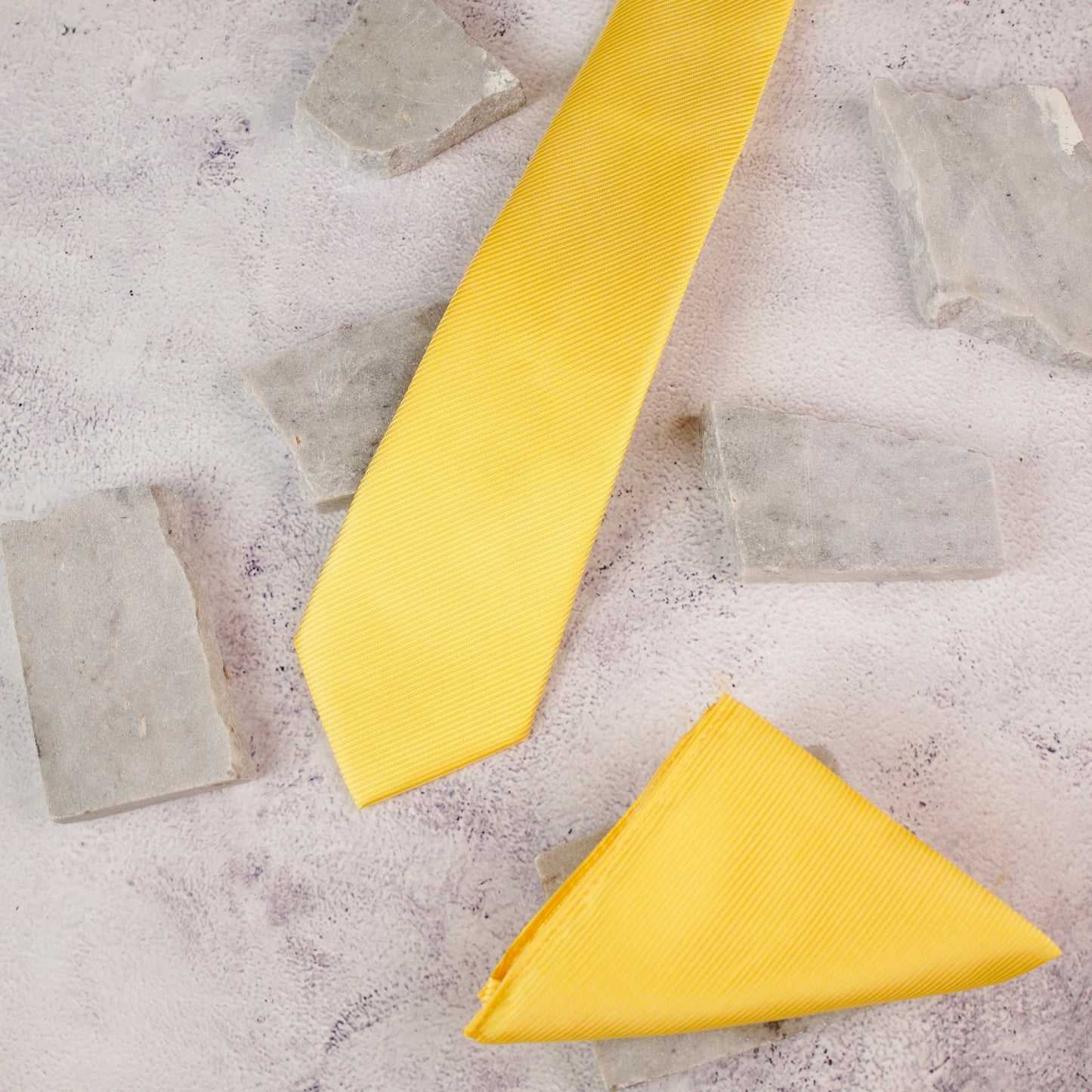 Premium men's tie and pocket square
Matching tie and pocket square for weddings
Men's fashion accessories
Sophisticated tie and pocket square combo