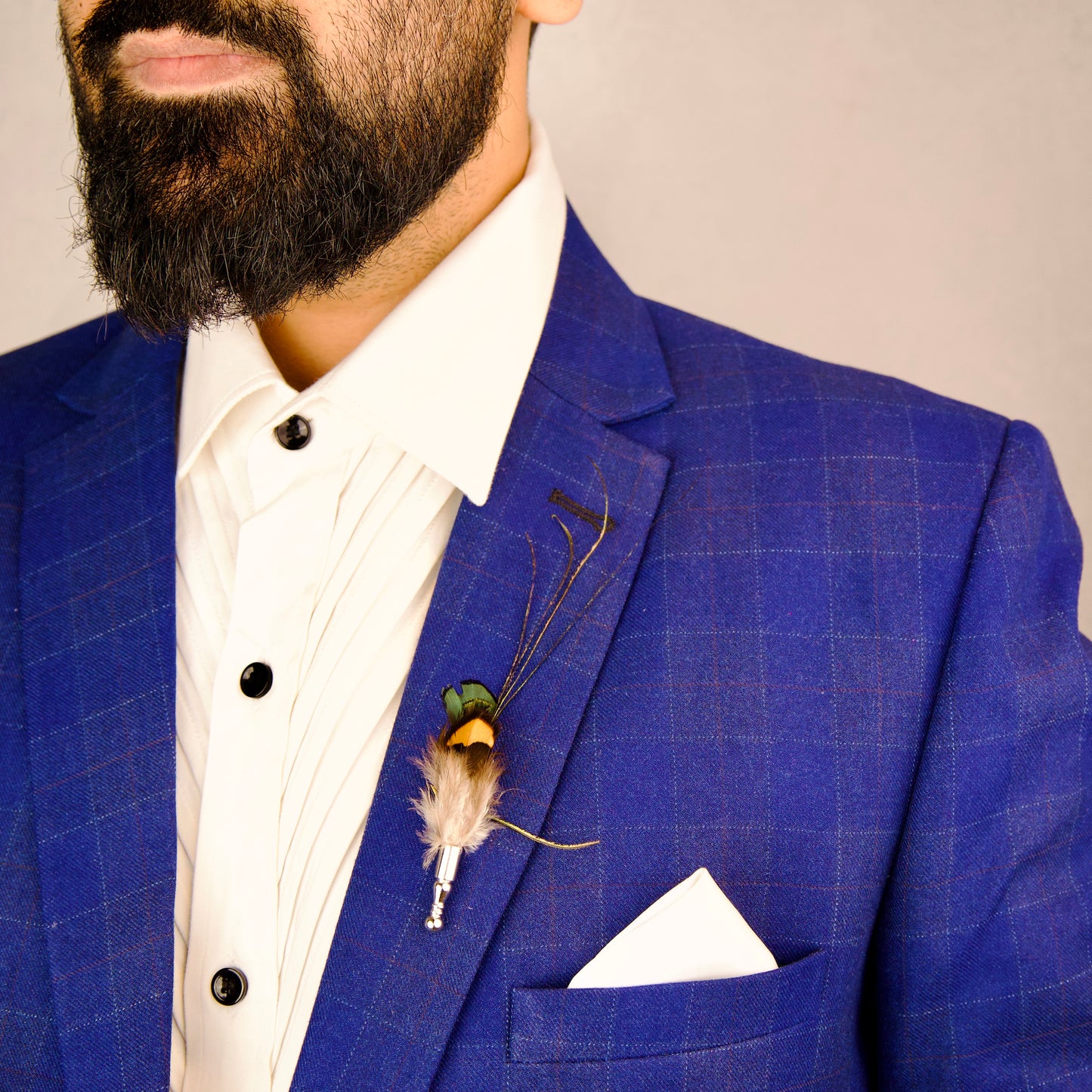"Men’s lapel brooch in sterling silver, feather-inspired elegance"