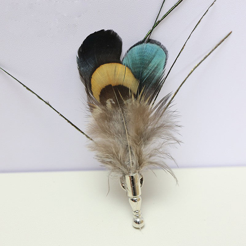 "Men’s lapel brooch in sterling silver, feather-inspired elegance"