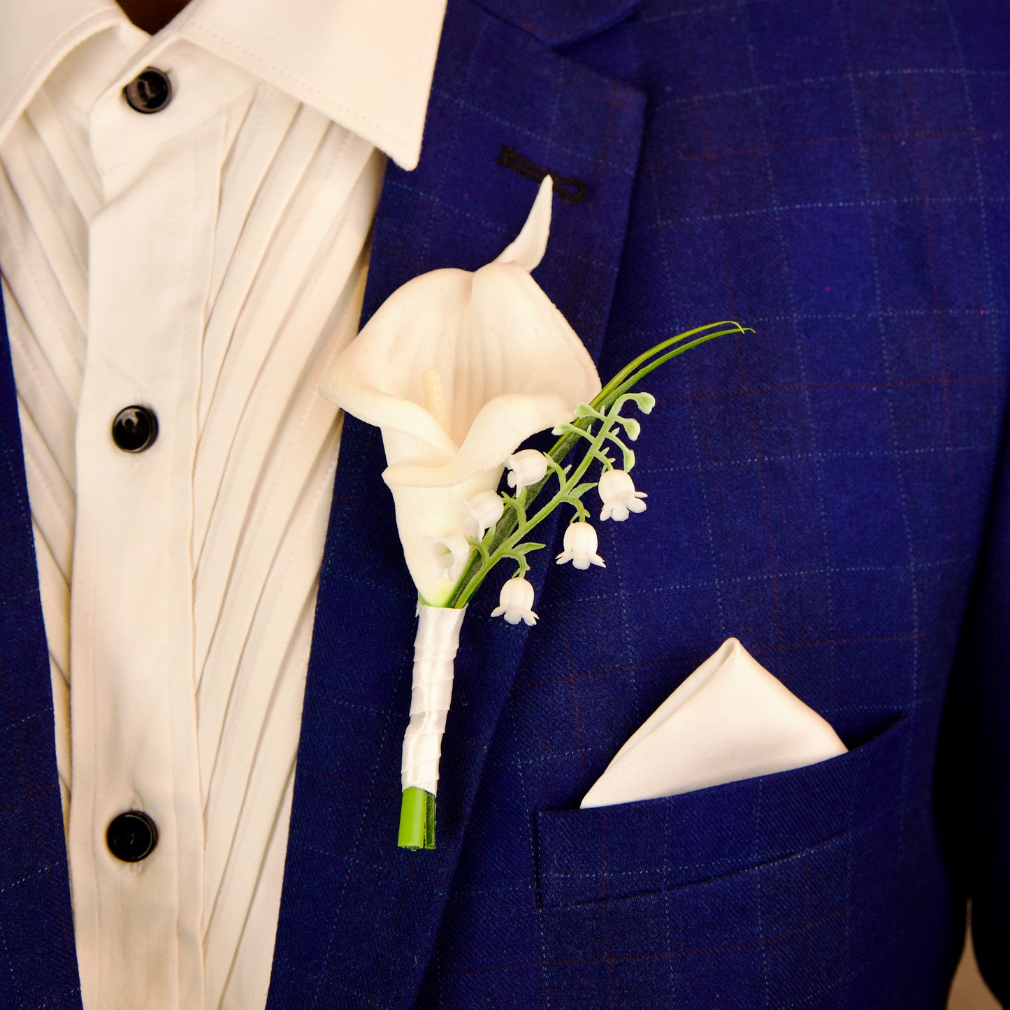 "Luxurious wing-shaped brooch for men"