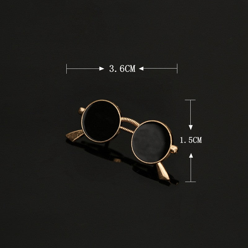 "Men’s silver brooch with high-shine glare effect, modern style"

